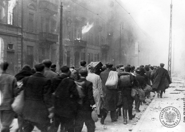 Niemcy tłumią powstanie w getcie warszawskim. Fot. Archiwum IPN