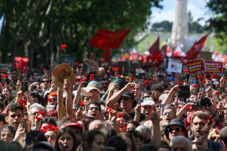 Marsz w Lizbony upamiętniający 50. rocznicę rewolucji goździków. Fot. PAP/EPA
