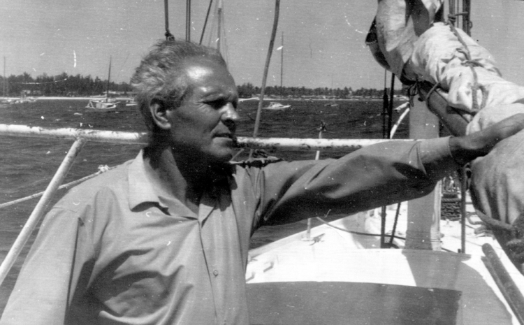 Leonid Teliga oczekuje na zakończenie remontu jachtu „Opty”. Dakar, 1969 r. PAP