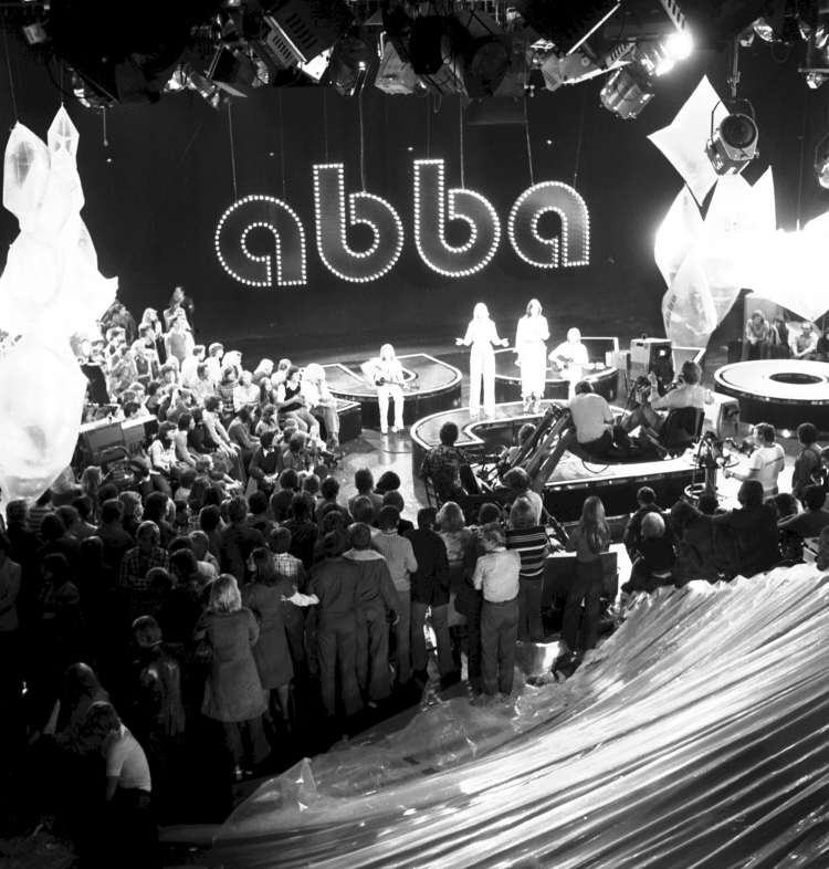 Szwedzki zespół ABBA w telewizyjnym Studiu 2 w 1976 r. Fot. PAP/I. Radkiewicz