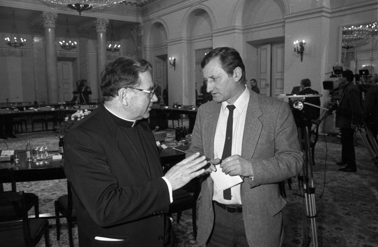 Obserwator ze strony episkopatu ks. Alojzy Orszulik i członek PZPR Andrzej Gdula podczas inauguracji obrad okrągłego stołu. Fot. PAP/G. Rogiński 