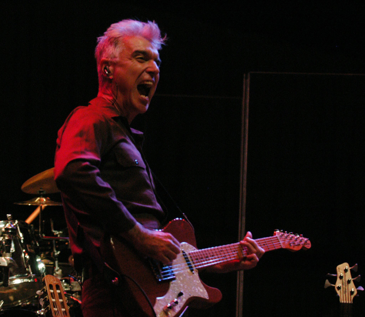 David Byrne podczas koncertu w Buenos Aires w 2004 r. PAP/EPA/C. De Luca 
