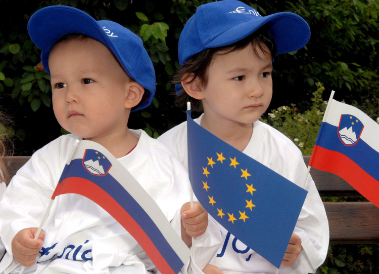 Dzieci z flagami UE i Słowenii w Brukselii. PAP/EPA/Y. Boucau