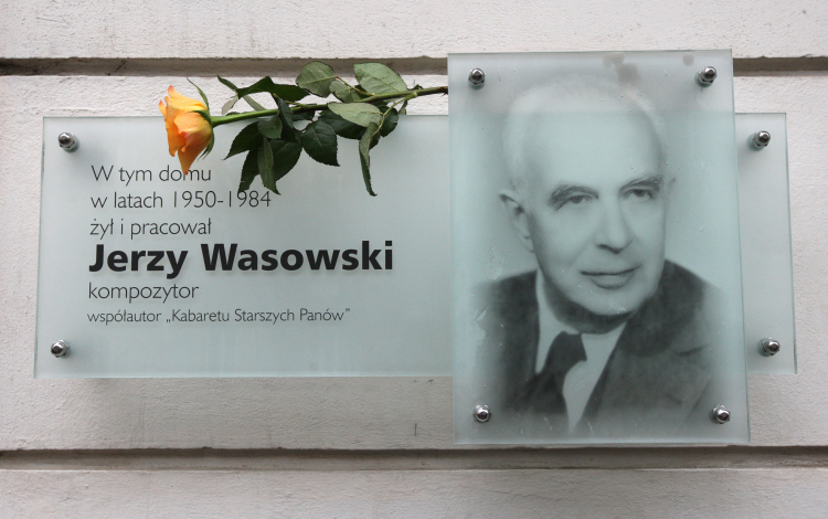 Tablica pamiątkowa na domu przy Wilczej w Warszawie, gdzie mieszkał Jerzy Wasowski. Fot. PAP/G. Jakubowski