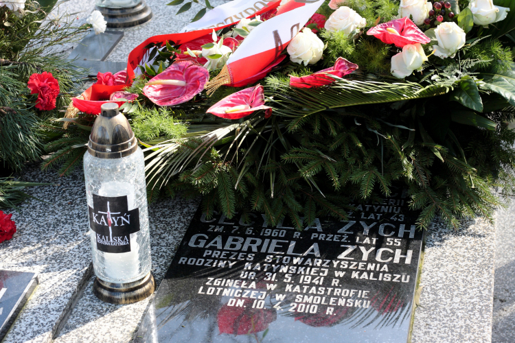 Grób rodzinny Gabrieli Zych, prezes Stowarzyszenia Rodzina Katyńska w Kaliszu, jednej z 96 ofiar katastrofy w Smoleńsku w 2010 r. PAP/T. Wojtasik