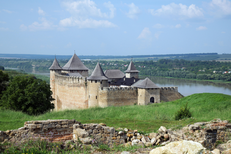 Zamek w Chocimiu - twierdza na wysokim, skalistym brzegu rzeki Dniestr. Twierdzę zbudowano w latach 1325-1380 w celu obrony Rzeczypospolitej przed najazdami Imperium Osmańskiego i turecko-mołdawskimi. Fot. PAP/Z. Żyburtowicz