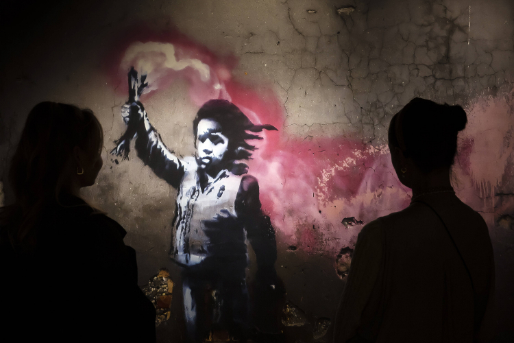 Praca Banksy’ego „The Migrant Child” (Dziecko migrant). EPA/M. Buholzer Dostawca: PAP/EPA