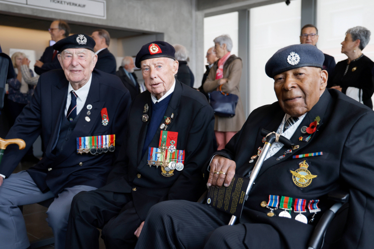 Brytyjscy weterani podczas 79. rocznicy D-Day. EPA/L. Marin / Dostawca: PAP/EPA