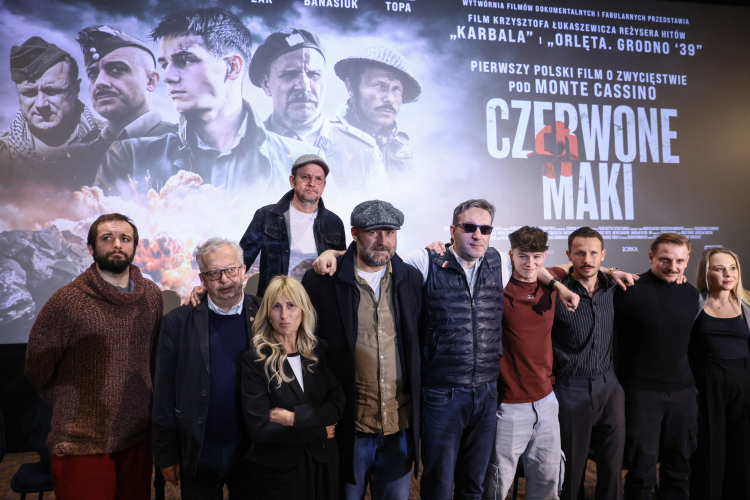 Aktorzy i twórcy podczas konferencji prasowej na temat filmu „Czerwone Maki”. PAP/L. Szymański