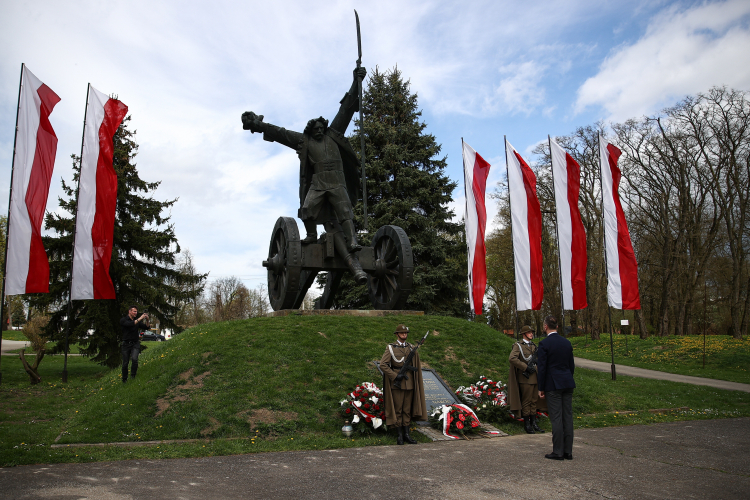 Wicepremier, minister obrony narodowej Władysław Kosiniak-Kamysz (P) złożył kwiaty pod pomnikiem Bartosza Głowackiego w Racławicach. PAP/Łukasz Gągulski