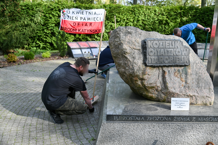 Osadzeni z Aresztu Śledczego w Szczecinie porządkują pomnik Krzyż Katyński przed obchodami 84. rocznicy Mordu Katyńskiego. Fot. PAP/M. Bielecki