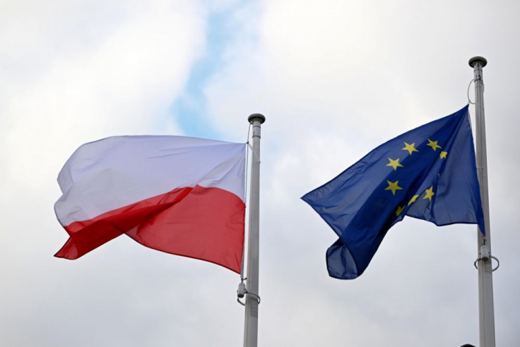 Flagi: Polski i Unii Europejskiej. Fot. PAP/D. Delmanowicz