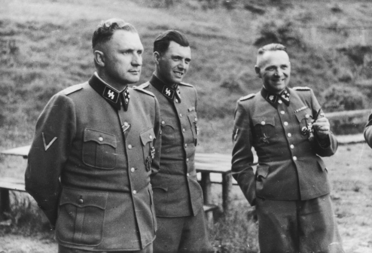Od lewej: Richard Baer, Josef Mengele oraz Rudolf Hoess (Auschwitz, 1944). Źródło: Wikimedia Commons 