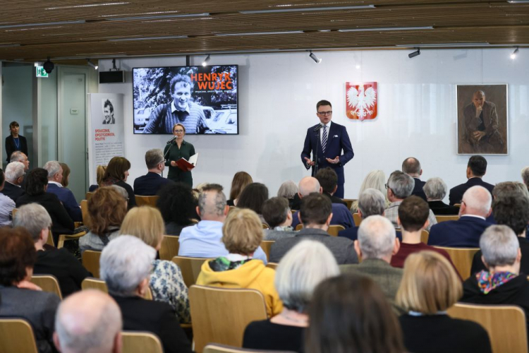 Marszałek Szymon Hołownia przemawia podczas uroczystości nadania sali 111 w sejmowym budynku "U" imienia Henryka Wujca. Fot. PAP/L. Szymański