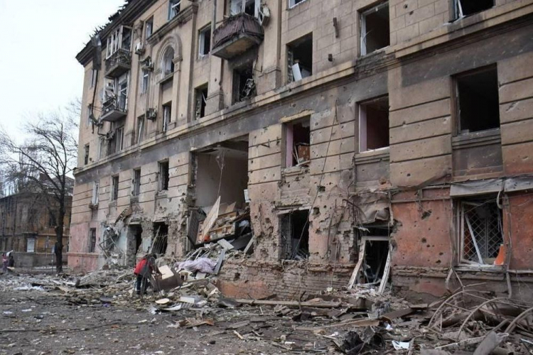 Zniszczenia po rosyjskim ataku w Mariupolu. Ukraina, 18.03.2022. Fot. PAP/Ukraine in Crisis