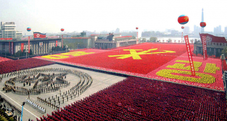 Ogromna parada wojskowa Korei Północnej z okazji 75-lecia powstania armii, na placu Il-sung w Phenianie w 2007 r. Fot. PAP/EPA/STR