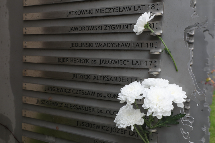 Tablice z nazwiskami pomordowanych przy historycznym „Domu Turka” w Augustowie. Fot. PAP/Artur Reszko