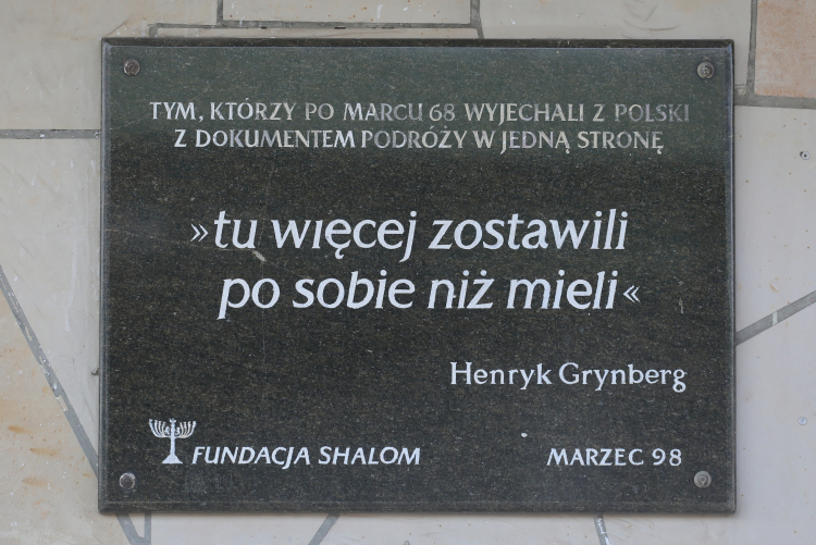 Tablica upamiętniająca 54. rocznicę wydarzeń marcowych '68. Fot. PAP/Paweł Supernak