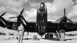 Załadowany do lotu ze zrzutem Halifax z 148 Dyonu na lotnisku Campo Cassale – 1944. /Źródło: Wikipedia