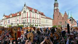 Gitarzyści podczas próby pobicia Gitarowego Rekordu Świata na wrocławskim Rynku. Fot. PAP/M. Kulczyński