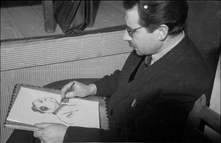 Proces Rudolfa Hoessa przed Najwyższym Trybunałem Narodowym w marcu 1947 r. Na zdjęciu rysownik prasowy portretuje oskarżonego. Fot. PAP