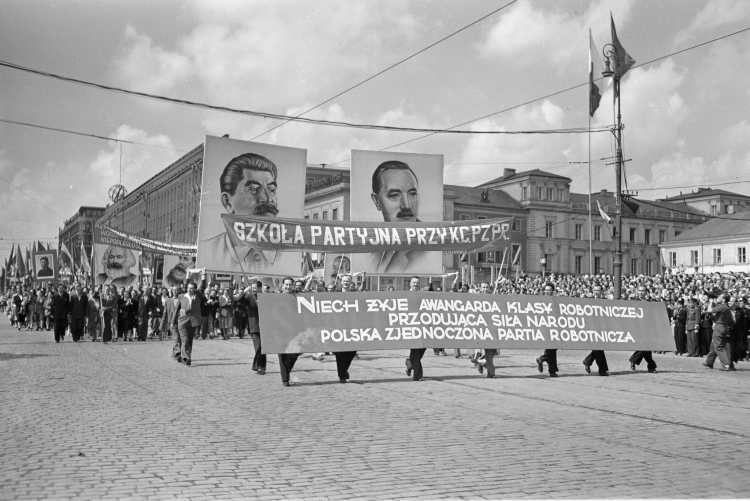 Warszawa, 1952-05-01. W pochodzie pierwszomajowym maszeruje kuźnia kadr, Szkoła Partyjna KC PZPR [oryginalny opis PAP]. Fot. PAP/CAF 