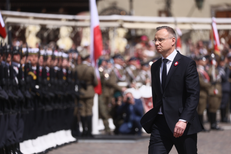 Prezydent Andrzej Duda podczas uroczystości na placu Zamkowym w Warszawie. Fot PAP/L. Szymański 