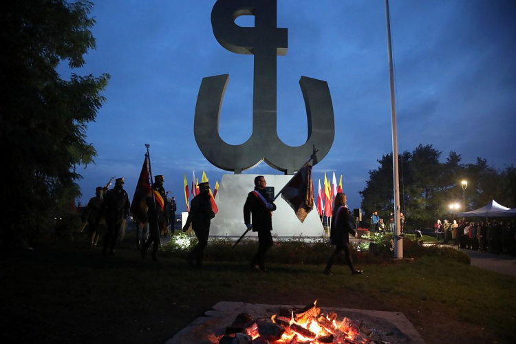 Uroczystość wygaszenia symbolicznego ognia pamięci na Kopcu Powstania w Warszawie. 02.10.2020. Fot. PAP/W. Olkuśnik