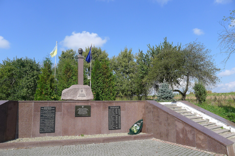 Pomnik w rodzinnej wsi Woli Jakubowa. Fot. Vesel, CC BY-SA 4.0 <https://creativecommons.org/licenses/by-sa/4.0>, via Wikimedia Commons
