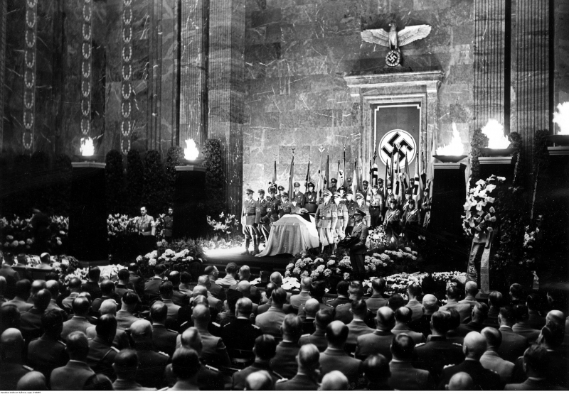 Alfred Rosenberg przemawia podczas pogrzebu gauleiter Karla Roevera, 1942 r. Fot. See page for author, Public domain, via Wikimedia Commons