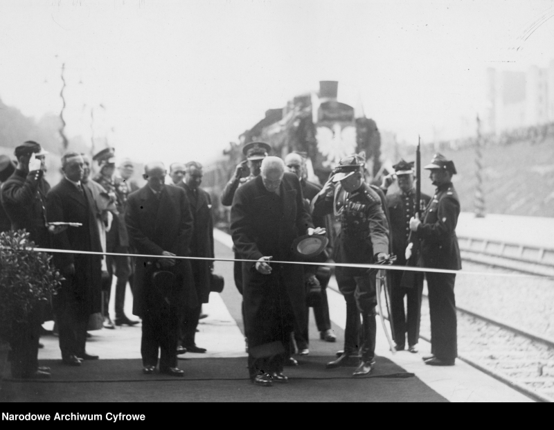 1933 rok. Prezydent Ignacy Mościcki otwiera linię średnicową w Warszawie. Została ona zelektryfikowana w 1936 roku. FOT. NAC