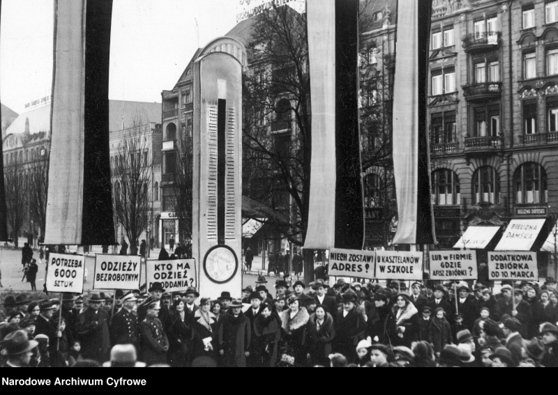 Zebranie władz miejskich i działaczy społecznych pod „termometrem ofiarności” w czasie trwania akcji pomocy na rzecz bezrobotnych na Placu Wolności w Poznaniu, 1935 r. Fot. Narodowe Archiwum Cyfrowe