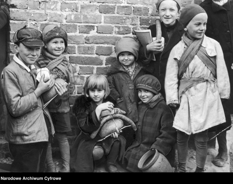 Uroczyste rozdanie paczek świątecznych dla najbiedniejszych dzieci z Annopola i Nowego Bródna na terenie budowy Domu Pracy dla młodzieży bezrobotnej, 1936 r. Fot. Narodowe Archiwum Cyfrowe