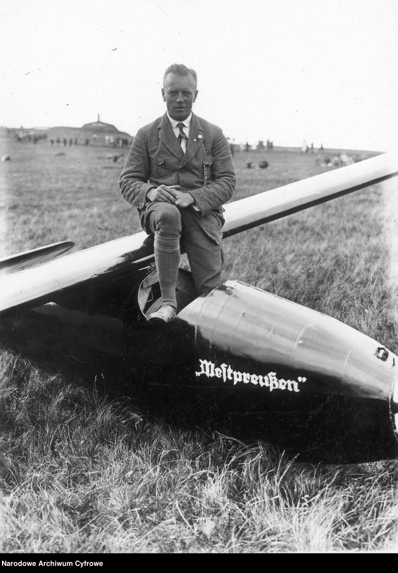 Ferdinand Schulz przy szybowcu „Westpreussen”, 1926-1929. Fot. Narodowe Archiwum Cyfrowe