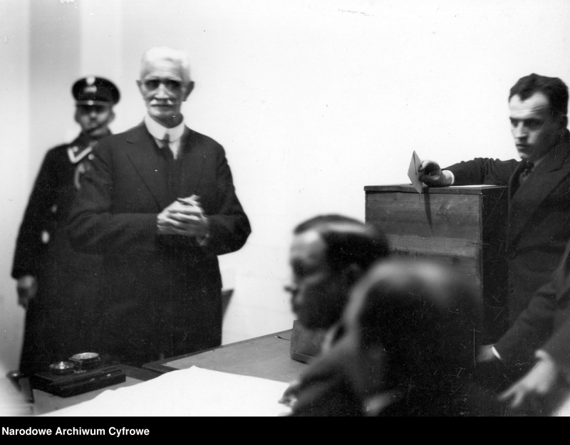 Marszałek Sejmu Ignacy Daszyński podczas głosowania w wyborach do Senatu w 1930 r. Fot. Narodowe Archiwum Cyfrowe