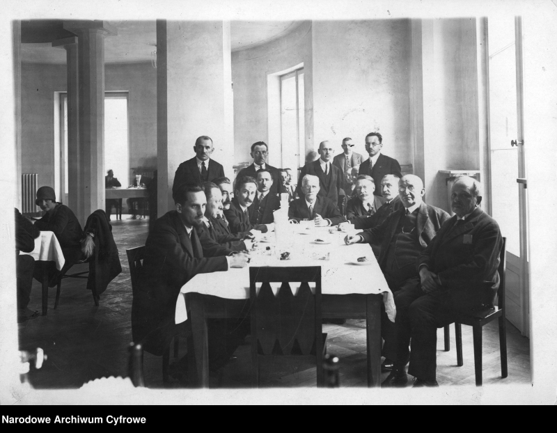 Marszałek Sejmu Ignacy Daszyńskiw towarzystwie posłów w kuluarach sejmowych. Fot. Narodowe Archiwum Cyfrowe