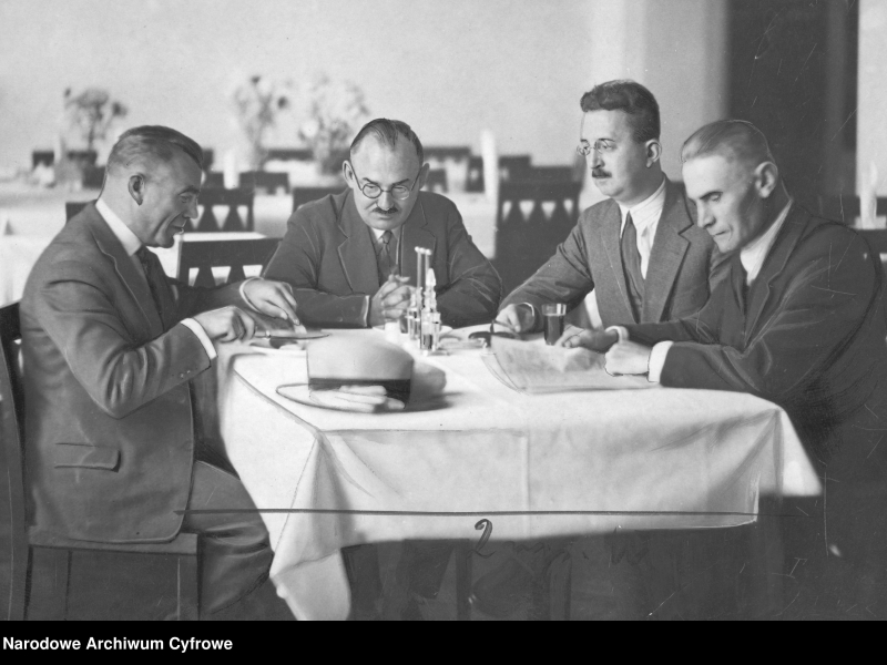 Posiedzenie Sejmu w 1929 roku. Posłowie Centrolewu w bufecie sejmowym, widoczni od lewej: Kazimierz Bagiński, Henryk Wyrzykowski, Mieczysław Niedziałkowski, Jan Dąbski. Fot. Narodowe Archiwum Cyfrowe