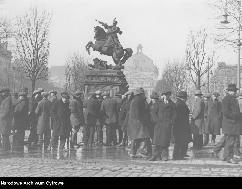 Grupa bezrobotnych mężczyzn na „giełdzie pracyv przed pomnikiem Jana Sobieskiego we Lwowie. Fot. Narodowe Archiwum Cyfrowe