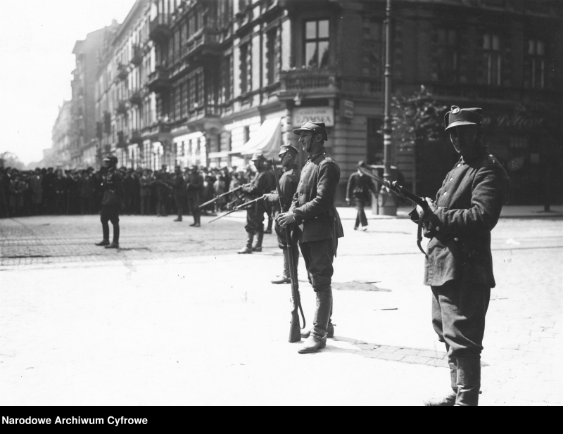 Posterunek wojskowy na rogu ulic Marszałkowskiej i Nowogrodzkiej. Na drugim planie widoczny tłum ludzi, 12-15 maja 1926 r. Fot. Narodowe Archiwum Cyfrowe
