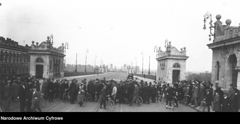 Tłum ludzi z rowerami przy wjeździe na most Księcia Józefa Poniatowskiego - widok w kierunku Pragi, 12-15 maja 1926 r. Fot. Narodowe Archiwum Cyfrowe