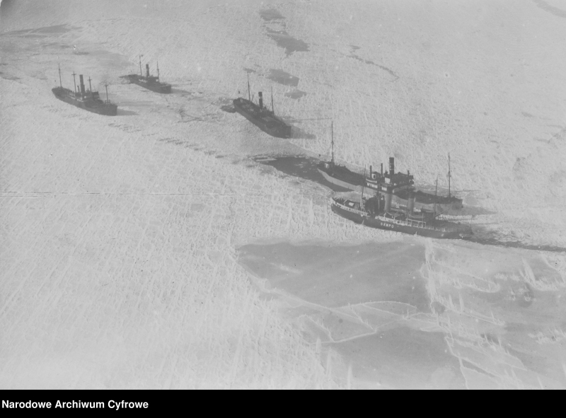 Zamarznięte statki uwięzione na Bałtyku - widok z lotu ptaka. Drugi od prawej widoczny drobnicowiec s/s "Tczew". Zdjęcie sprzed 1939 r. Fot. Narodowe Archiwum Cyfrowe