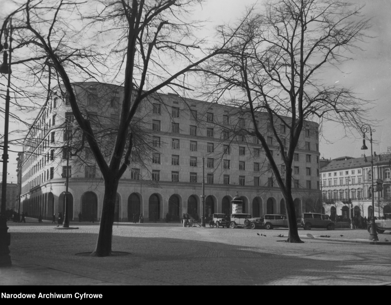 Ulica Krakowskie Przedmieście 11. Widoczny budynek mieszkalny Wojskowego Funduszu Kwaterunkowego tzw. Dom bez Kantów. 1936 r. Fot. Narodowe Archiwum Cyfrowe