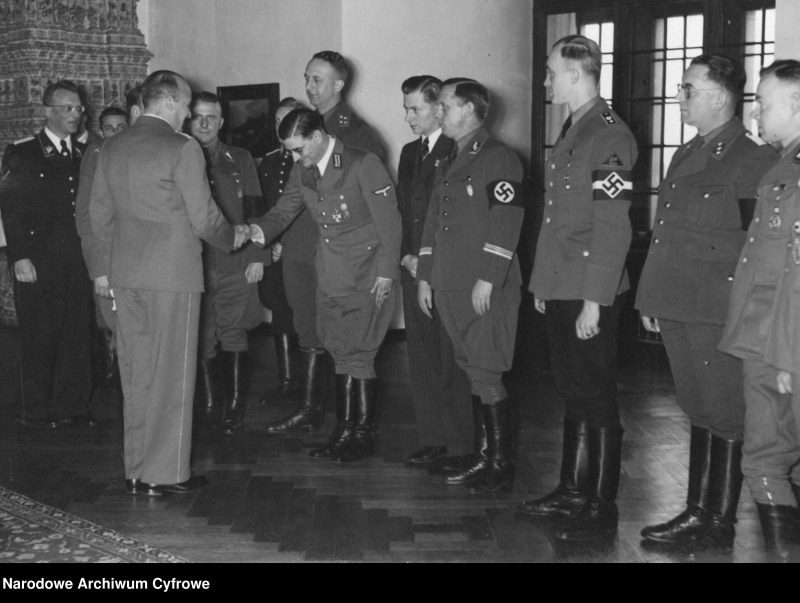 Gubernator Hans Frank przyjmuje na Zamku Królewskim w Krakowie szefa prasy rządu Generalnego Gubernatorstwa - Wilhelma Zarske. Zdjęcie z 1940 r. Fot. Narodowe Archiwum Cyfrowe
