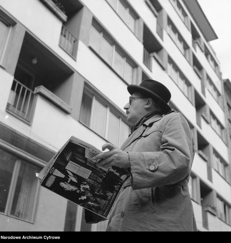 Stefan Wiechecki z tygodnikiem "Stolica" przed budynkiem przy ulicy Wilczej 14/16. Fot. Narodowe Archiwum Cyfrowe