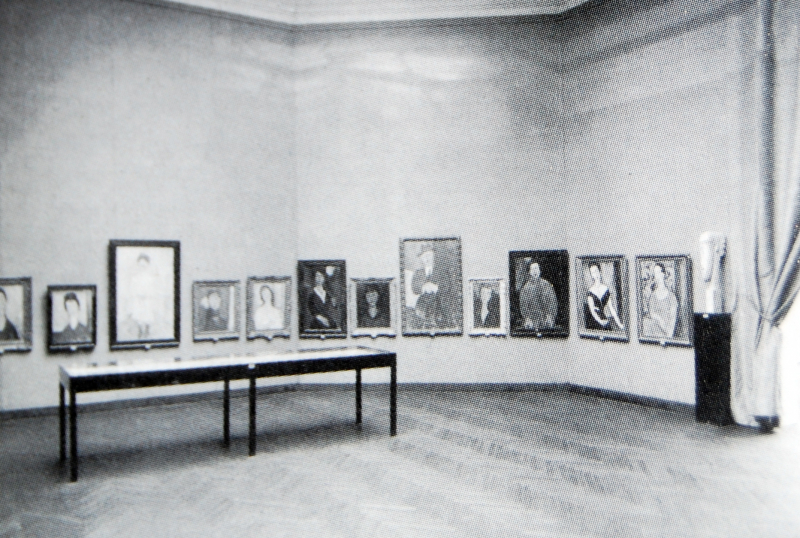 Wystawa poświęcona Amedeo Modiglianiemu na Biennale w Wenecji w 1930 r. Źródło: old photo, Public domain, via Wikimedia Commons