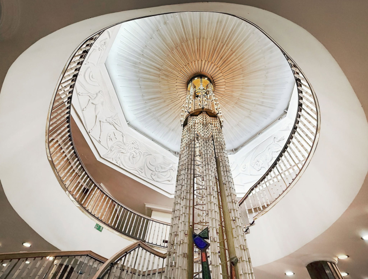 Spiralne schody i żyrandol w Pałacu Ślubów w Częstochowie. Fot. Urząd Miasta