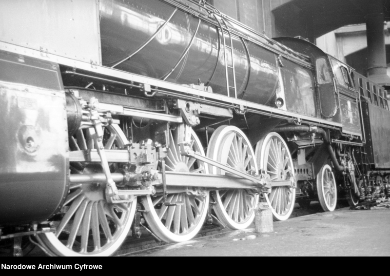 1939 rok. Budowa parowozu w Pierwszej Polskiej Fabryce Lokomotyw "Fablok" w Chrzanowie. Fot. NAC