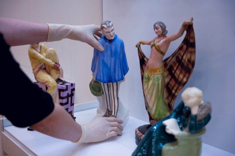 Montaż i aranżacja „Kruche dziedzictwo Pacykowa. Ceramika ze zbiorów Muzeum – Zamek Górków w Szamotułach. Fot. Muzeum Regionalne w Stalowej Woli