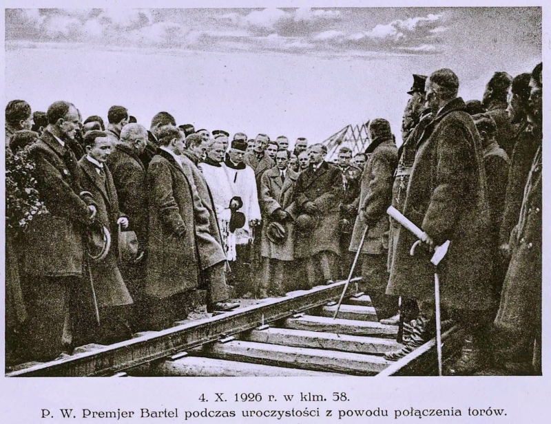 4 października 1926 r. Uroczystość położenia ostatniego fragmentu szyn na budowanej linii kolejowej Kalety - Podzamcze. Fot. z albumu "Budowa Kolei Państwowej Kalety - Podzamcze" (ze zbiorów Sali Tradycji Magistrali Węglowej w Herbach Nowych)