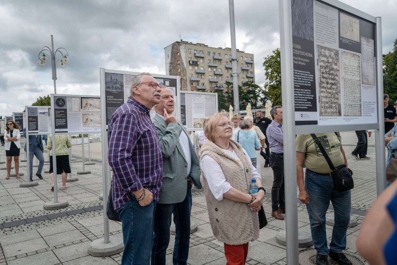 Wystawa "...podniesiona do miast wielkich..." na Placu Biegańskiego w Częstochowie. W 1826 połączono dwa miasta: Starą i Nową Częstochowę. Fot. Urząd Miasta Częstochowy/Grzegorz Skowronek
